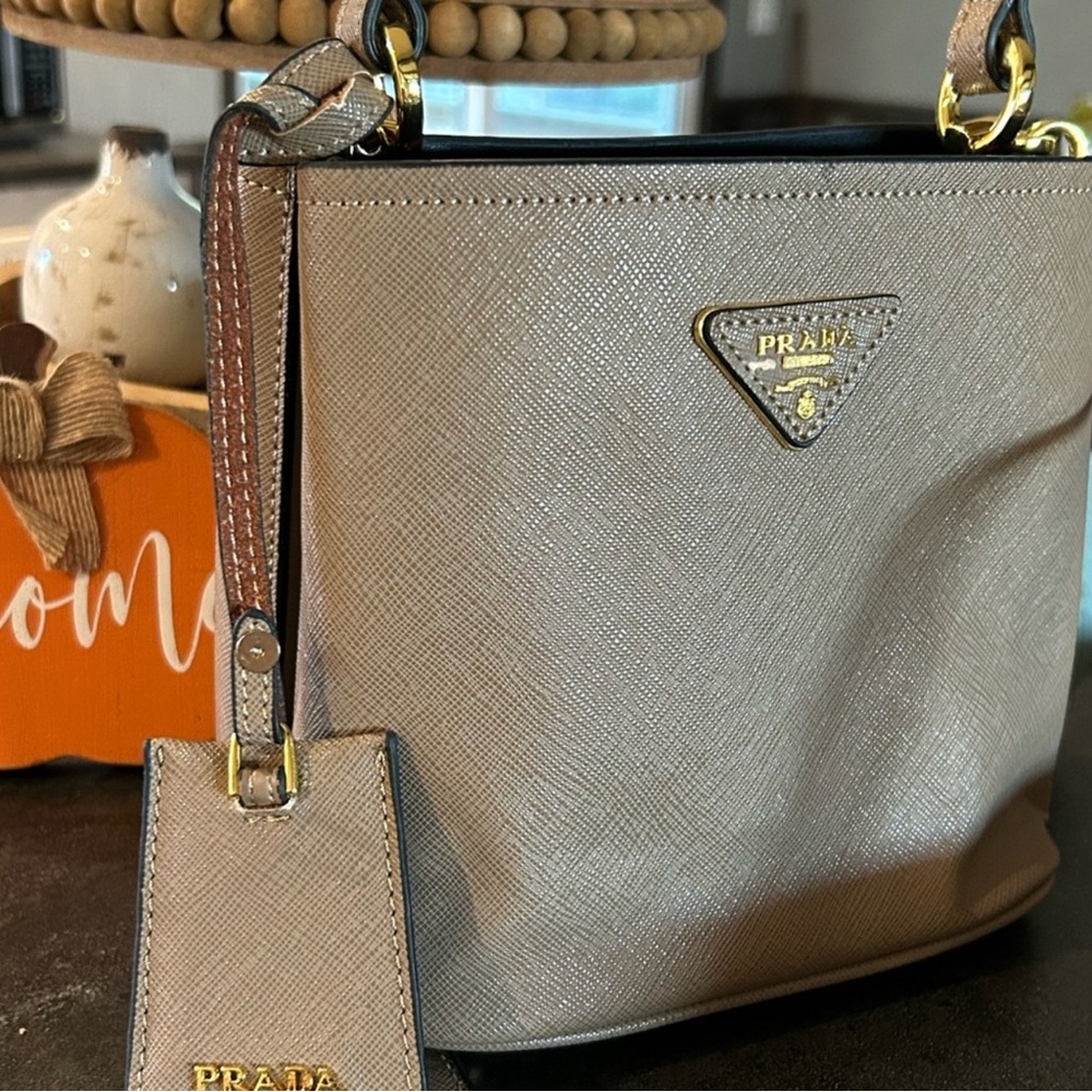 Prada - Picture 2 of 8